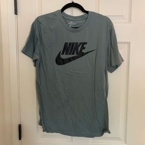 Nike short sleeve shirt, size medium in MENS